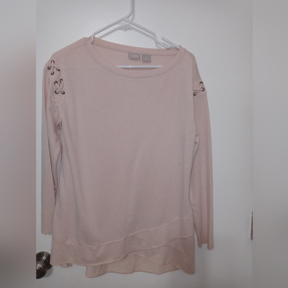Chico's 1P Zenergy Lt. Pink pullover blouse w layered hem and X strap accents 1P